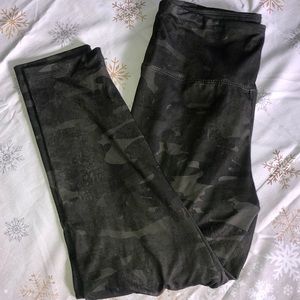 Women’s Medium Green Camo Soft Capri Leggings
